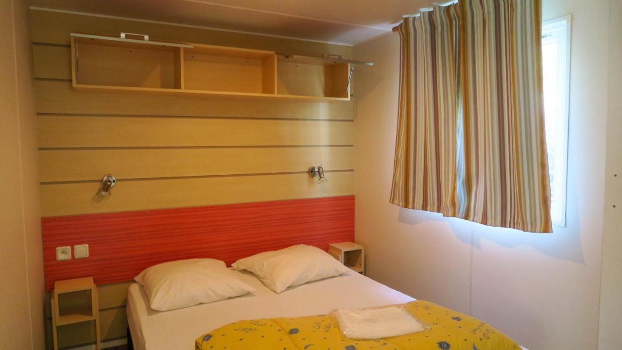 Hotel Camping Les Lacs De Courtes Estang Exterior foto