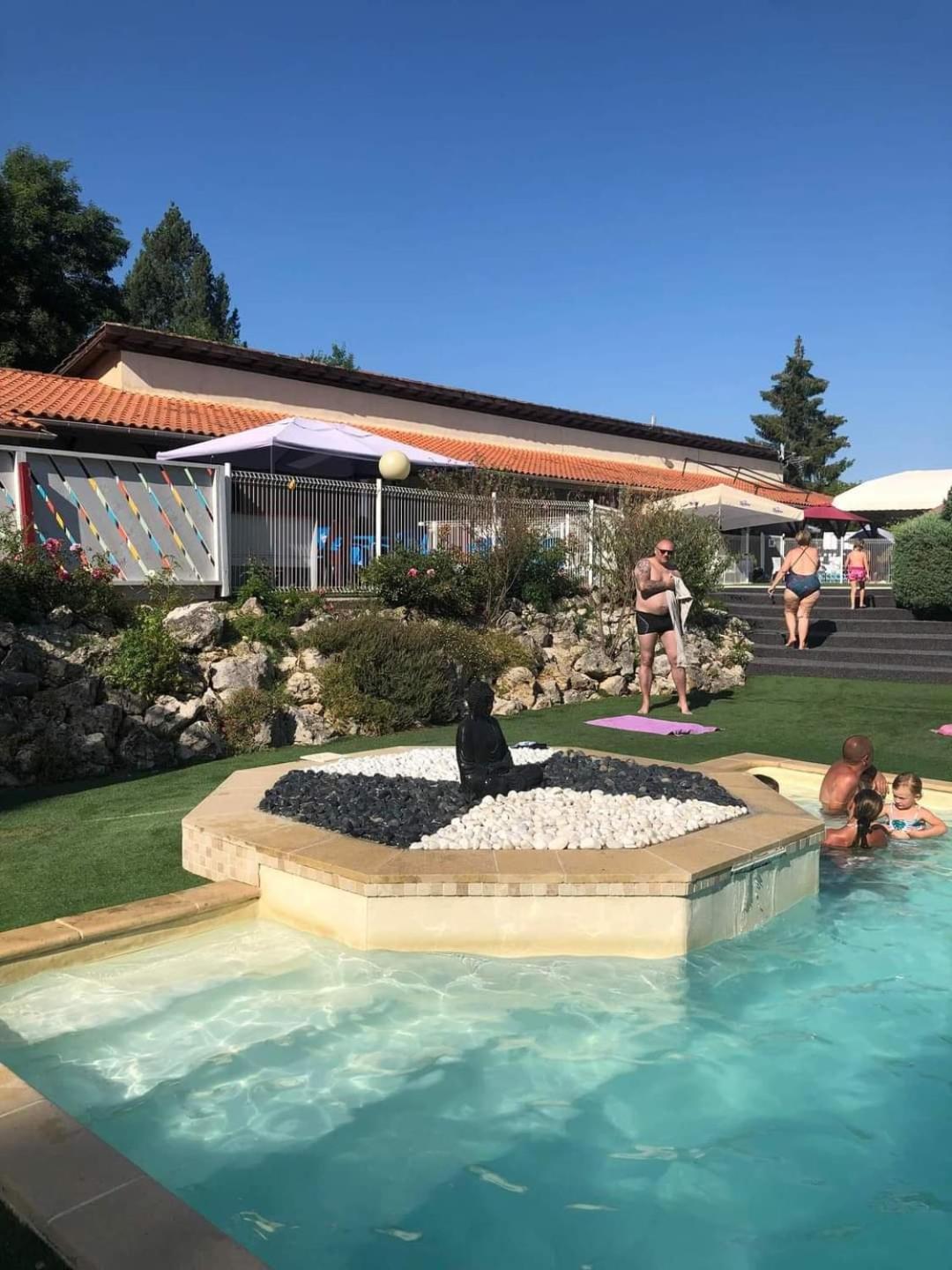 Hotel Camping Les Lacs De Courtes Estang Exterior foto